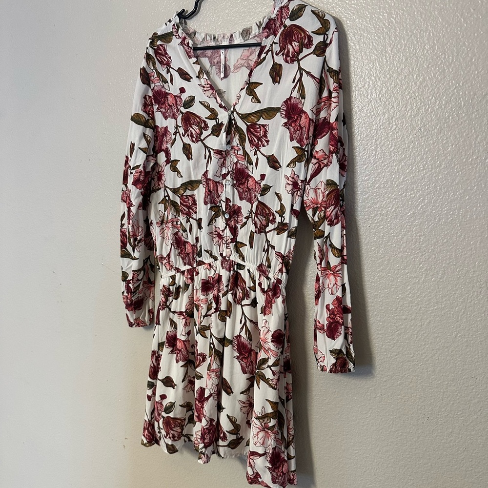 Leonisa Floral Long Sleeve V-Neck Tunic medium
B5